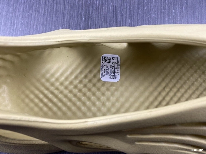 Sulfur Adidas Foam Yeezy RNNR GV6775 1026
